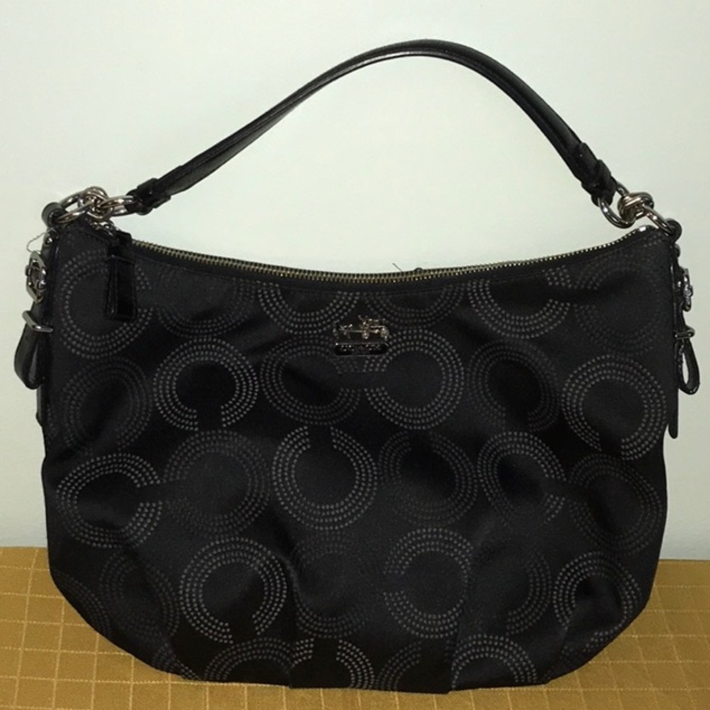 COACH SIGNATURE PURSE. SHOULDER BAG
